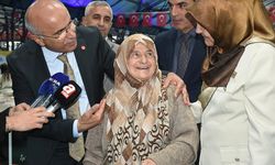 Malatya'da 88 yaşında okuma yazma öğrenen Emine Genç, kitap fuarının onur konuğu oldu