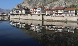 Amasya Yalıboyu Evleri'nin Yeşilırmak'a yansıması eşsiz manzara oluşturdu