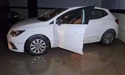 Küçükçekmece'de yağış nedeniyle su basan sitenin otoparkında 7 araç zarar gördü