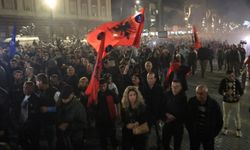 Arnavutluk'ta halk ayaklandı: Hükümet istifa