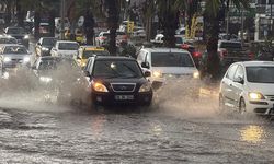 Bodrum'da sağanak yağış... Caddeler göle döndü...