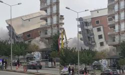 Ağır hasarlı bina yıkım sırasında korna sesiyle yerle bir oldu