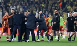 Derbide kavga çıktı! Oyuncular birbirlerine girdiler