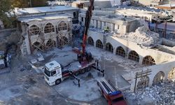 Depremlerde yıkılan tarihi Tuz Hanı yeniden ayağa kaldırılıyor