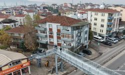 Evi görünüyor diye üst geçidi yıktırdı!