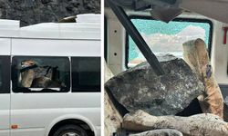 Dev kayalar minibüsün üstüne düştü! 3 kişi kıl payı kurtuldu