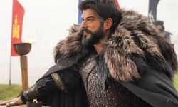 Burak Özçivit'in tek kişilik oyundaki dans performansı sosyal medyayı salladı!