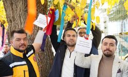 Memurlardan renkli eylem: Bakanlığın karşısına dilek ağacı yaptılar