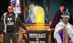 İngiltere Kraliyet tacına muhallebili saldırı! Vergi adaleti için yapmışlar