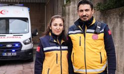 Sağlıkçı çift aynı ambulansta hastaların yardımına koşuyor