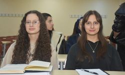 İkiz kardeşlerin eğitim hayatı üniversitede de aynı sırada devam ediyor