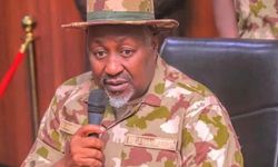 Nijerya'yı sarsan istifa: Abubakar Savunma Bakanlığı görevini bıraktı