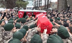 Şehit polis son yolculuğuna görev arkadaşlarının omzunda uğurlandı