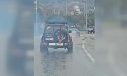 Seyir halindeki otomobilinin alev aldığını offroad kulübü üyelerinin uyarısıyla fark etti