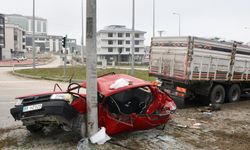 Kamyonun çarptığı Tofaş kağıt gibi katlandı