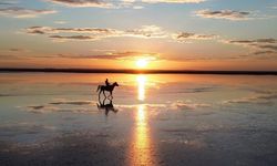 Tuz Gölü'nde gün batımı kızıl tonlarıyla görsel şölen oluşturdu