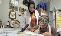 Görme engelli Zeynep resim yaparak hayata tutunuyor