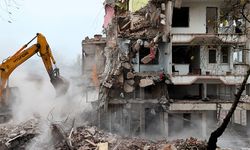 Sındırgı'da deprem sonrası yıkımlar yeniden başladı