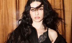 Hazar Ergüçlü’nden gövde gösterisi: Saint Laurent imzası geceyi salladı