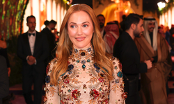 Meryem Uzerli ilki yaşattı: 35 günde işlenen elbiseyle geceye damga vurdu