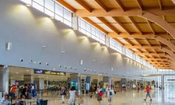 Ölmüş eşiyle uçağa binmeye kalktı!