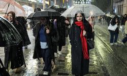 İstanbul'da adeta gök delindi: Şimşekler geceyi gündüze çevirdi