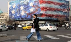 İran'da, ABD'ye göndermeli dev pankart: 'Rüzgar eken fırtına biçer'
