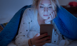 Göz sağlığınızı bozan sessiz tehlike: Gece telefon kullanımı