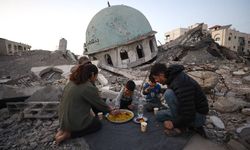Enkazda iftar! Filistinliler yıkık caminin enkazında oruç açtı
