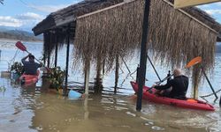 Köyceğiz'de vatandaş su basan caddelerde kanolarla dolaştı! Alanya'da evler tahliye edildi