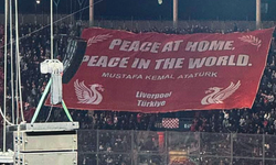 Liverpool taraftarından Atatürk pankartı