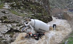 Beton Mikseri dereye uçtu, sürücüsü kayboldu
