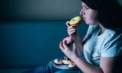Olumsuz duygular duygusal yeme bozukluğunu tetikliyor!