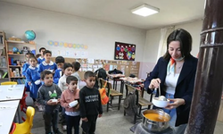 Köy öğretmeni 4 yıldır öğrencilerine sınıfta sofra kuruyor