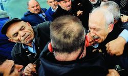 Kılıçdaroğlu saldırganıyla kucaklaştı: Yumruk atmıştı, bu kez elini öpmek istedi!