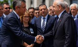 Mutlak butlan sonrası ilk temas! Kılıçdaroğlu ve Özgür Özel cenazede tokalaştı