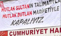 Görevden alınan başkan ilçe binasına pankart astı! ‘Mutlak Sultanın talimatıyla, mutlak butlan marifetiyle kapalıyız’