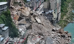 Çin'de korkutan felaket: Heyelan köyü yuttu çok sayıda ölü yaralı var