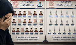 İmam hatip lisesinin başarı afişi tartışma yarattı! Kız öğrencilerin yerine çizim kullanıldı