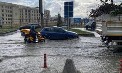 İstanbul'da sağanak yağmur hayatı felç etti: Caddeler göle döndü!