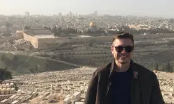 Kamuoyu tartışmalarından uzak kalmak istedi: Netanyahu'nun oğlu soyadını değiştirdi!