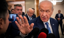 Muhabirin sorusu Devlet Bahçeli'yi kızdırdı: '18 saat dinleyeceksiniz, soru mu bu şimdi?'