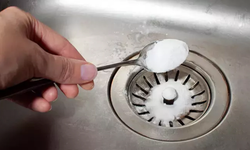 Lavabo açmak için dökülen kimyasal madde patladı