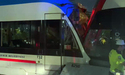Zeytinburnu'nda iki tramvay kafa kaya çarpıştı