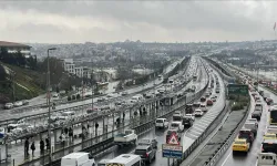 İstanbul'u sağanak vurdu! Haftanın ilk günü trafik felç oldu