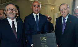 Bakan Ersoy, Cumhurbaşkanı Erdoğan’a takdim etti: Bursevi’nin Kur’an-ı Kerim tefsiri