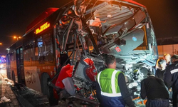 Ankara'da korkutan kaza! Belediye otobüsü üst geçide çarptı
