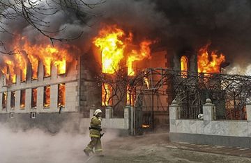 VAHŞET | İbadet edenler camiye kilitlenip ateşe verildi