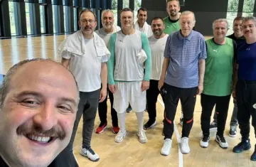 Cumhurbaşkanı Erdoğan basketbol oynadı: Mustafa Varank paylaştı
