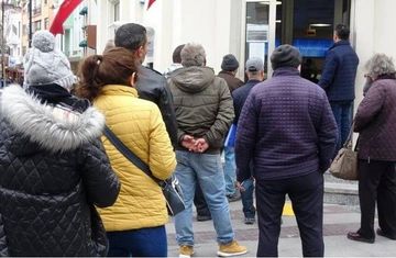 Hesabında parası olanlar ATM’ye koştu Dev banka resmen iflas ediyor